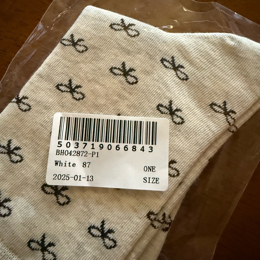 Women’s Cream Socks with Bow Pattern - Picture 3 of 3